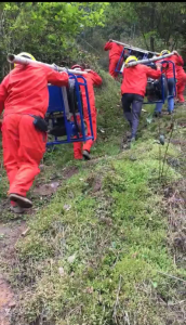 SDZ-60全液壓風(fēng)動山地輕便鉆機(jī)現(xiàn)場施工2