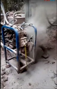 SDZ-60全液壓風(fēng)動(dòng)山地輕便鉆機(jī)現(xiàn)場(chǎng)施工10