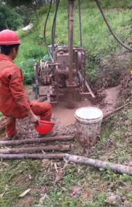 SDZ-60全液壓風(fēng)動山地輕便鉆機(jī)現(xiàn)場施工6